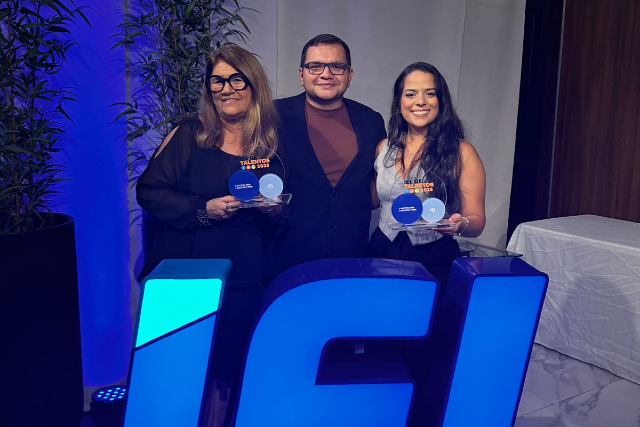 Imagem: Da esquerda para a direita temos a professora Ozilea Menezes, o professor Hermógenes de Oliveira e a estudante Pâmela Portela, do curso de Engenharia Elétrica da UFC
