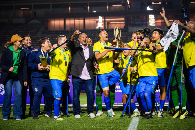 Imagem: Jogadores da Seleção Brasileira se abraçam, comemorando o titulo