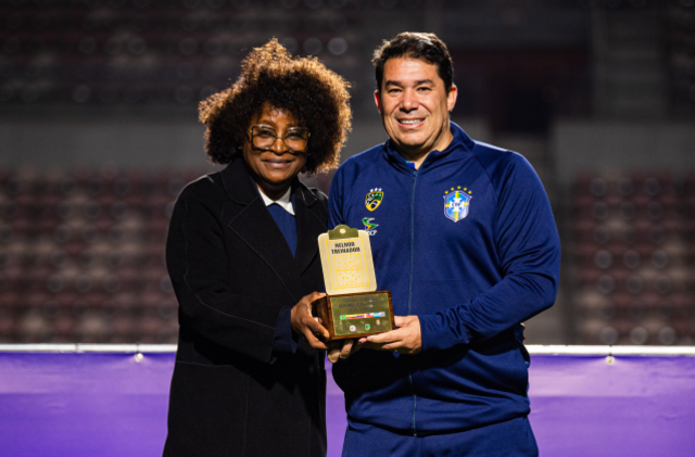 Imagem: Professor Mário Simim recebe placa como melhor técnico da competição (crédito: World Amputee Football Federation)