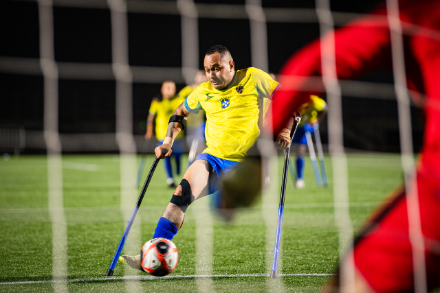 Imagem: Foto tirada por detrás do gol. jogador do Brasil bate um pênalti (crédito: World Amputee Football Federation)