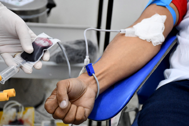 Imagem: braço estendido de um homem que está doando sangue