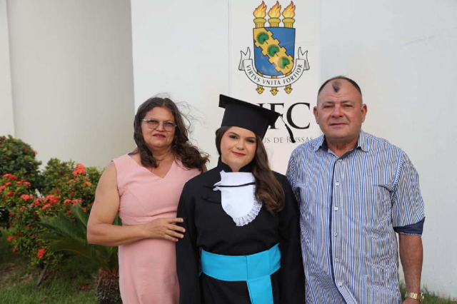 Imagem: Alana Cristina Oliveira colou grau em Ciência da Computação no Campus de Russas (Foto: Viktor Braga/UFC)