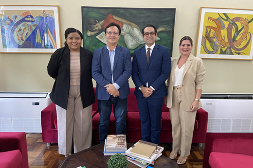 Imagem: De pé, no Gabinete da Reitoria, posam sorrindo a assessora Nathalia Santiago, o reitor Custódio Almeida, o juiz federal Júlio Rodrigues e a professora Cynara Mariano. 