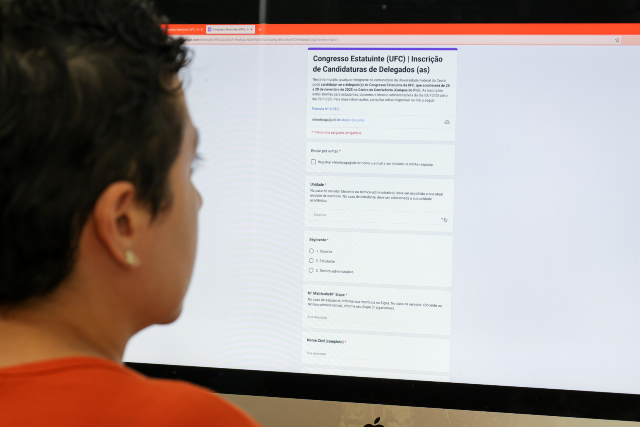 Imagem: mulher olhando para formulário online no computador