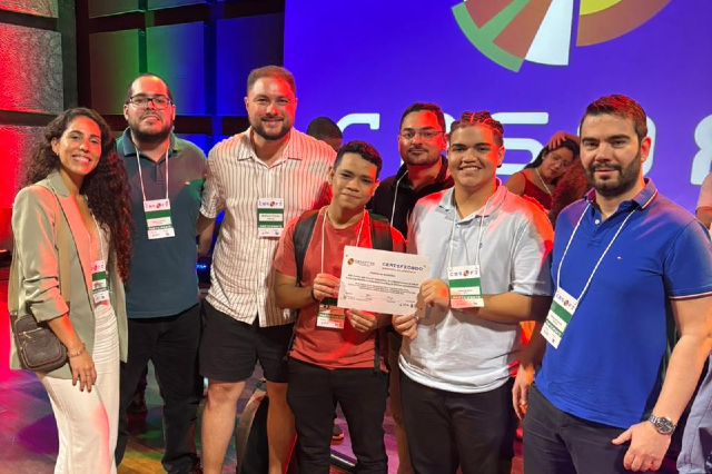 Imagem: Da esquerda para direita: Juliana Alves (PUC-Rio), Daniel Coutinho (PUC-Rio), Matheus Paixão (UECE), Mário Patrício (UFC), Anderson Uchôa (UFC), Silas Eufrásio (UFC) e Alessandro Garcia (PUC-Rio), autores do trabalho considerado "Melhor Artefato" (Best Artifact) (Foto: divulgação) 