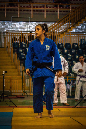 Imagem: Sabrina Lopes (Educação Física), judoca que representa a UFC nos JUBs 2025 (Foto: divulgação)