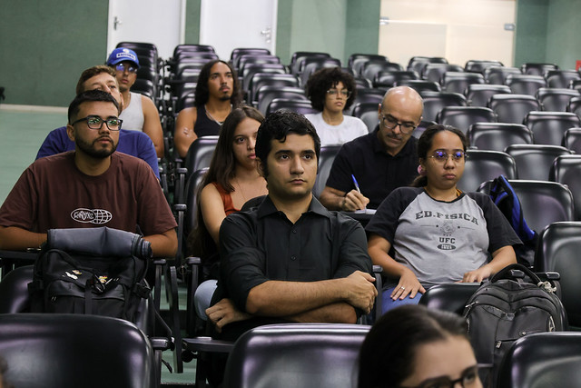 O Enade avaliar o desempenho dos estudantes e a qualidade da formação oferecida pelas instituições de ensino superior (Foto: Viktor Braga/UFC) Imagem: estudantes sentados em auditório olham para apresentação