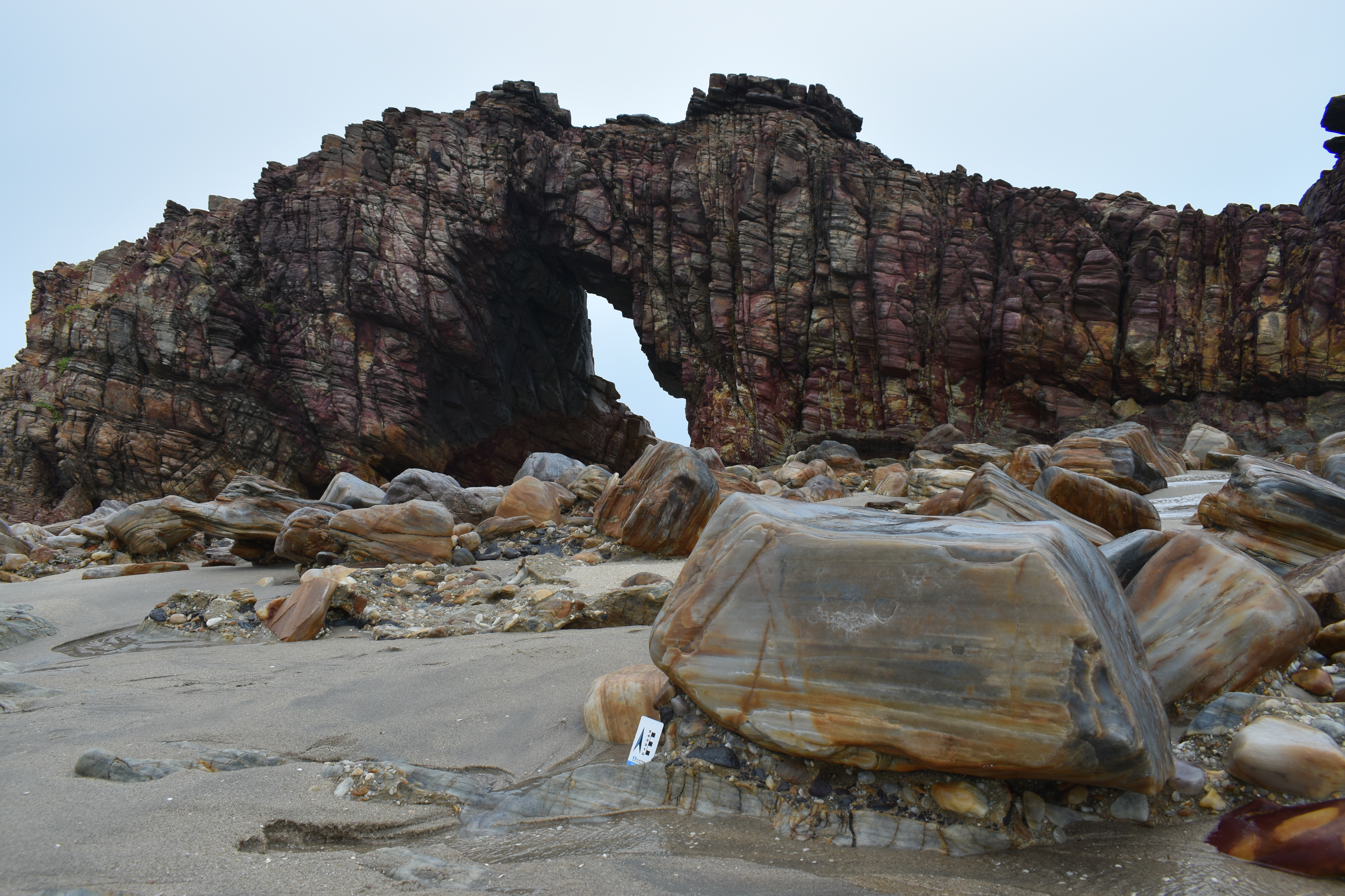 A Pedra Furada, formação rochosa símbolo do Parque Nacional de Jericoacoara, no litoral Oeste do Ceará, é um dos atrativos que podem ser visitados no passeio virtual da plataforma Geo 360º BR (Foto: Raimundo Conceição/SGB). Localizada na faixa litorânea do Parque Nacional de Jericoacoara (CE), a Pedra Furada é uma estrutura natural esculpida pela ação combinada do vento, das ondas e do tempo. Composta por arenitos de cores avermelhadas e amareladas, a formação é um dos pontos mais conhecidos do parque e revela aspectos importantes da geodiversidade da região, resultado de milhões de anos de transformações geológicas.