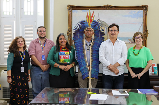 Da esquerda para a direita: servidora da Sesai, Lucas Guerra (DSEI-CE), professora Débora Façanha (ICA), Weibe Tapeba (secretário da Saúde Indígena), professor Custódio Almeida (reitor da UFC) e professora Denise Parra (ICA).