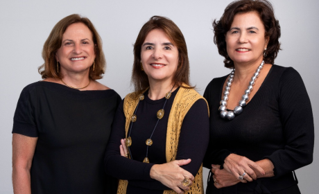 Professoras Beatriz Diógenes, Tânia Vasconcelos e Márcia Cavalcante, do Instituto de Arquitetura, Urbanismo e Design (Foto: Igor de Melo/Divulgação) Imagem: Foto posada das três professoras. Elas estão juntas, em pé, olhando diretamente para a câmara. Elas de frente são mulheres brancas, vestidas de preto (Foto: Igor de Melo/Divulgação)