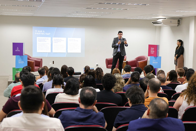 O evento Onboarding marcou o início do Programa de Desenvolvimento de Startups 2025, com a acolhida dos projetos de negócios inovadores aprovados em edital (Foto: Viktor Braga/UFC Informa) ft 251021 onboarding1