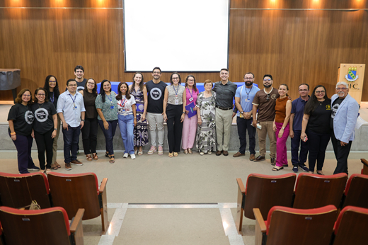 No dia 2 de outubro, a Progep abriu o Mês do Servidor com programação itinerante realizada no Campus da UFC em Sobral; evento contou com atividades culturais e de cuidados com a saúde. (Foto: Viktor Braga/ UFC Informa) Imagem: Vinte servidores e servidoras da Progep e do Campus de Sobral posam de pé no auditório daquele campus, durante programação do Mês do Servidor
