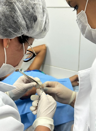 A hanseníase pode causar lesões de pele avermelhadas e/ou esbranquiçadas com alteração de sensibilidade, dormência, sensação de choques, fisgadas ou formigamentos em mãos e pés (Foto: Juliana Ramos/divulgação) Imagem: Tratamento de hanseníase na rede pública de saúde