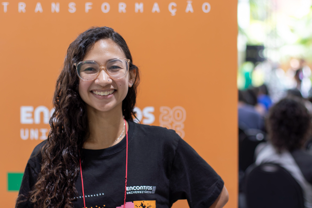 A estudante do curso de Letras Português-Francês da UFC Deborah Clessia foi voluntária nos Encontros Universitários 2025 (Foto: Álvaro Graça/ Secom-UFC) Imagem: Estudante Deborah Clessia