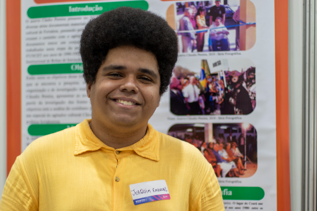 O estudante de História da UFC Joaquim Emanuel celebrou a diversidade temática dos Encontros Universitários (Foto: Álvaro Graça/ Secom-UFC) Imagem: Estudante de História Joaquim Emanuel
