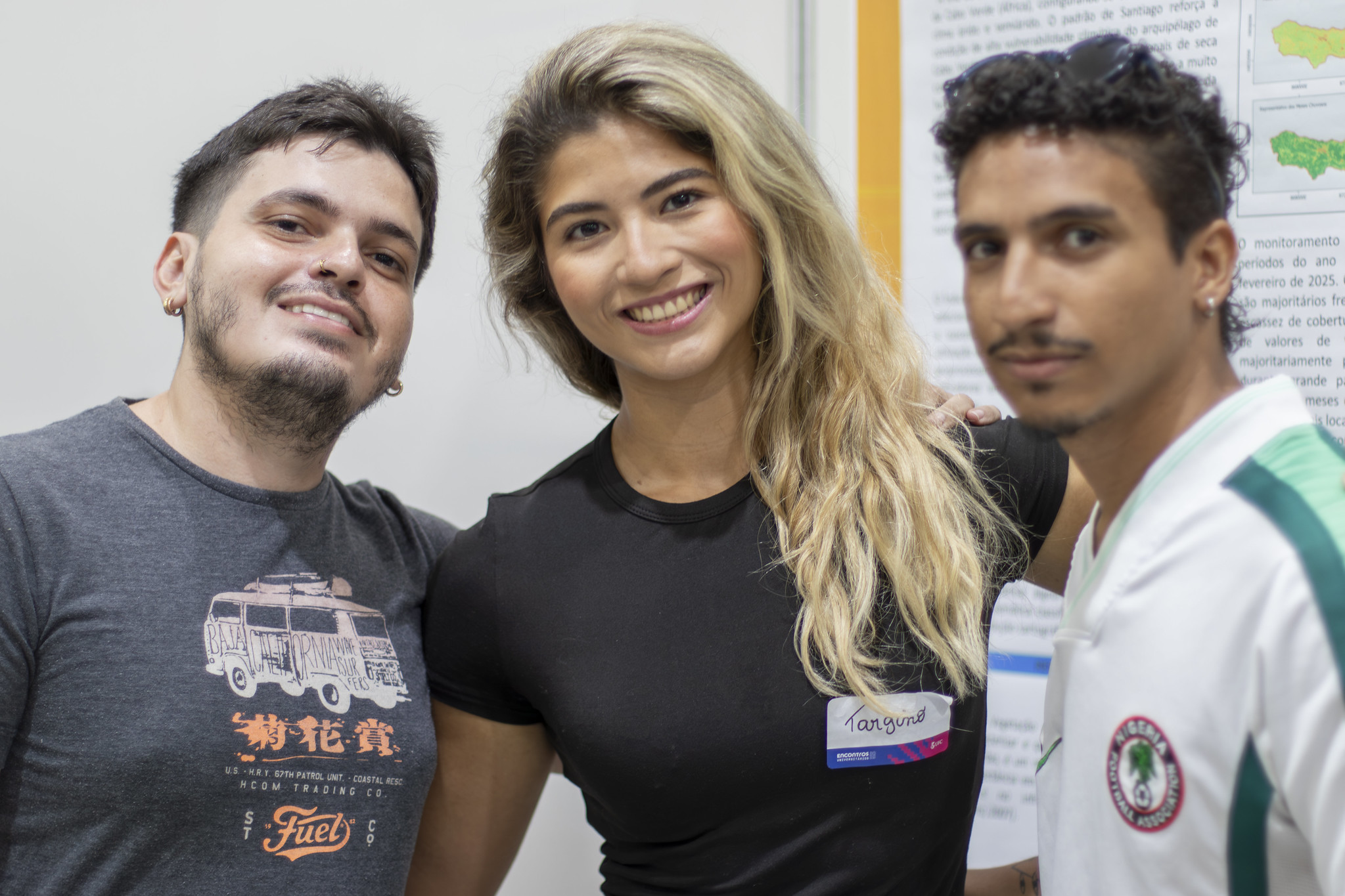No Campus do Pici, em Fortaleza, foram mais de 6 mil trabalhos inscritos; Russas e Itapajé somaram quase 300 inscrições (Foto: Álvaro Graça/ Secom-UFC) Imagem: Três estudantes apresentando trabalho nos Encontros Universitários 2025