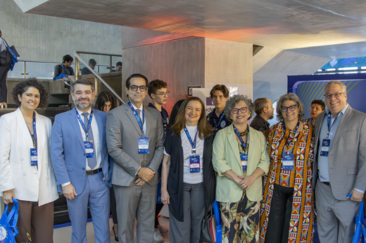 De pé, da esquerda para a direita: Jessika Moreira (diretora do Movimento Pessoas à Frente), desembargador Leonardo Resende (corregedor do TRF5), juiz Julio Coelho (diretor da JFCE), professora Maria Elias (diretora da Eideia-UFC), professora Diana Azevedo (vice-reitora da UFC), professora Bernadete Porto (pró-reitora de Extensão) e professor Davi Romero (pró-reitor de Graduação)