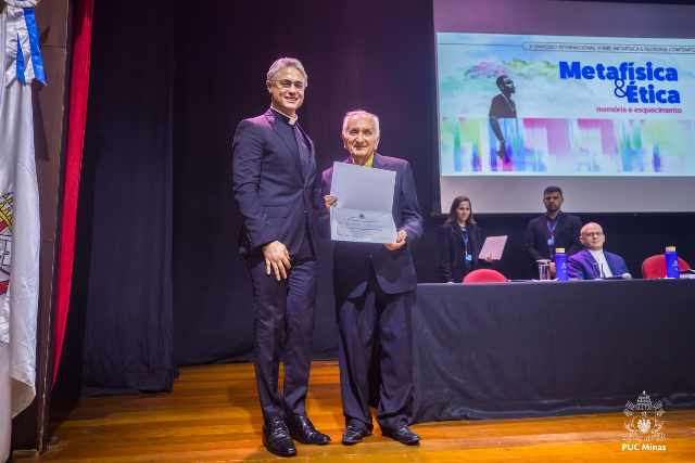Imagem: Professor Manfredo Araújo de Oliveira recebendo o título de Doutor Honoris Causa