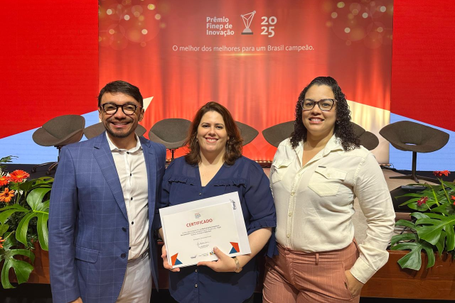Imagem: Os pesquisadores Rodrigo Vieira, Fábia Karine (coordenadora do projeto) e Érika Patrícia Chagas estiveram presentes na premiação (Foto: acervo pessoal)