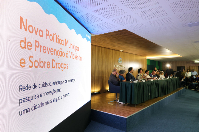 O acordo de cooperação propõe estabelecer a união de esforços entre a academia e a gestão municipal, utilizando o conhecimento gerado pelos pilares da pesquisa e extensão universitária (Foto: Viktor Braga/ Secom-UFC) Imagem: Assinatura do acordo da nova política municipal de prevenção à violência e ao uso de drogas