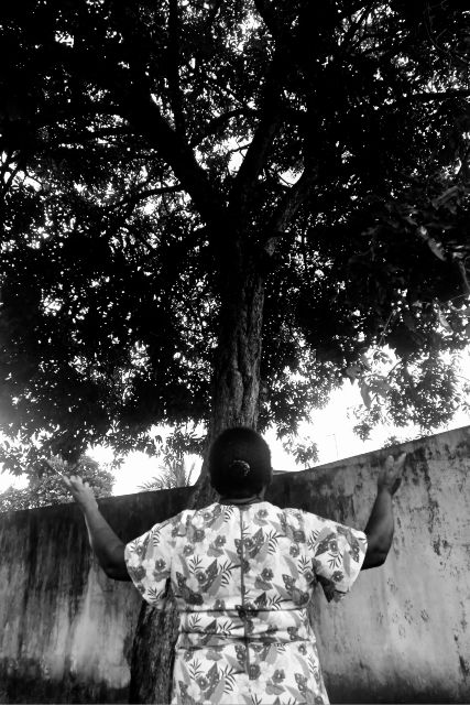 Mulher na Árvore, Quilombo Alto Alegre, Horizonte (Foto: Rogério Rodrigues) Imagem: Mulher de costas com as mãos levantadas em frente a uma árvore