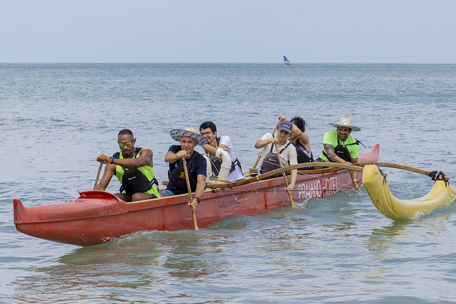 Os pesquisadores adaptaram um coletor de baixo custo, acoplado lateralmente às canoas havaianas (Foto: Guilherme Silva/UFC) Imagem: Os pesquisadores adaptaram um coletor de baixo custo, acoplado lateralmente às canoas havaianas (Foto: Guilherme Silva/UFC)