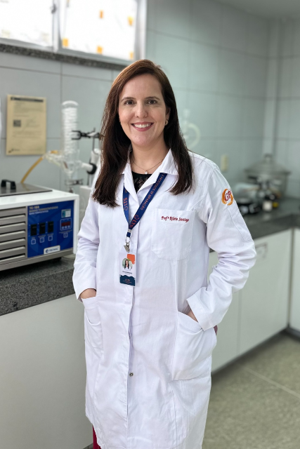 Rilvia Santiago é coordenadora do Laboratório de Termodinâmica e Processos de Separação (LTS), do Departamento de Engenharia Química (Foto: arquivo pessoal) Uma jovem de cabelos longos e castanhos posa para foto. Ela usa jaleco branco e está com as mãos dentro dos bolsos