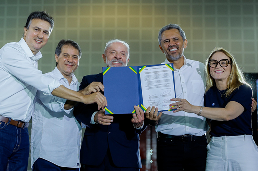 Da esquerda para a direita: o ministro Camilo Santana, o prefeito Evandro Leitão, o presidente Luiz Inácio Lula da Silva, o governador Elmano de Freitas e a presidente do FNDE Fernanda Pacobahyba seguram a ordem de serviço da terceira etapa do ITA Ceará assinada.