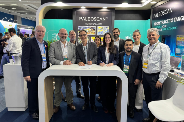 Uma assinatura simbólica do termo foi feita em novembro, na Conferência 2025 da Sociedade Brasileira de Geofísica, com representantes da Petrobras, da Eliis e da UFC, entre eles a professora Karen Leopoldino (segurando uma caneta) (Foto: divulgação) Imagem: em um estande de evento científico, um grupo de dez pessoas posa reunido atrás de uma mesa branca onde dois deles assinam documentos. Todos estão sorrindo. Ao fundo, há painéis iluminados com a marca PaleoScan™ e imagens coloridas de dados sísmicos. As pessoas vestem roupas formais, com crachás de identificação pendurados no pescoço. O ambiente é amplo, bem iluminado e cheio de outros participantes ao fundo, caracterizando uma feira ou congresso da área de geologia e energia.