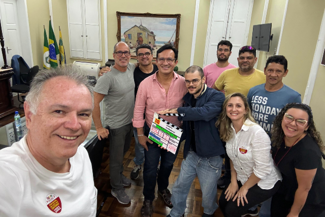 Um dos diretores do filme, Wolney Oliveira (em primeiro plano), e o reitor da UFC, Custódio Almeida (ao centro, de camisa de botões), em meio à parte da equipe do documentário (Foto: Wolney Oliveira) Imagem: Um dos diretores do filme, Wolney Oliveira (em primeiro plano), e o reitor da UFC, Custódio Almeida (ao centro, de camisa de botões), em meio à parte da equipe do documentário (Foto: Wolney Oliveira)