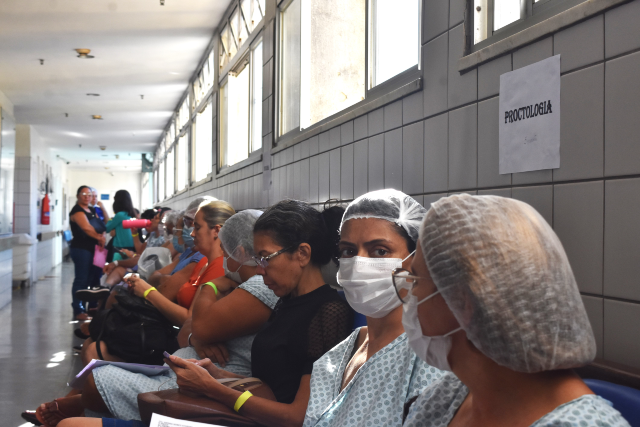 Cerca de 1.400 procedimentos, entre consultas, exames e cirurgias, serão ofertados pelo Complexo Hospitalar da UFC no dia 13 de dezembro (Foto: HUWC/UFC) Imagem: fila de espera para atendimentos no HUWC