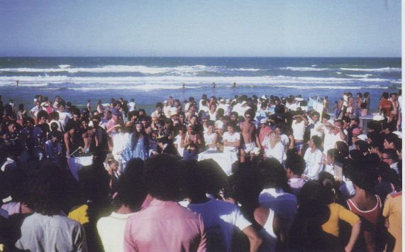 A multidão circunda o terreiro à beira-mar (Foto: Ismael Pordeus Jr.) ft 251210 mostrarematria gr