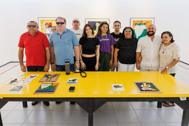 Imagem: pessoas reunidas no espaço museológico do Mauc, na sala Aldemir Martins