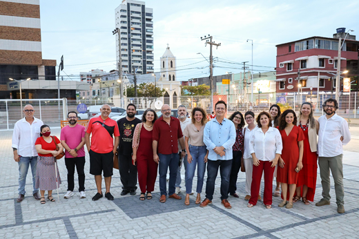 Imagem: Após assinatura do termo, na Praça Cultural São Pedro, o reitor Custódio Almeida e a secretária Luisa Cela posam com gestores da UFC, do Instituto Iracema e servidores que atuam no campo da cultura na Universidade.