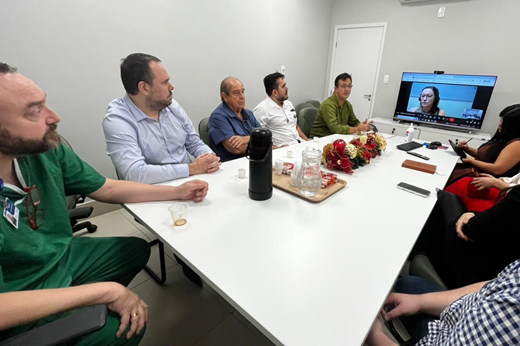 Imagem: Participantes da reunião sentados à mesa