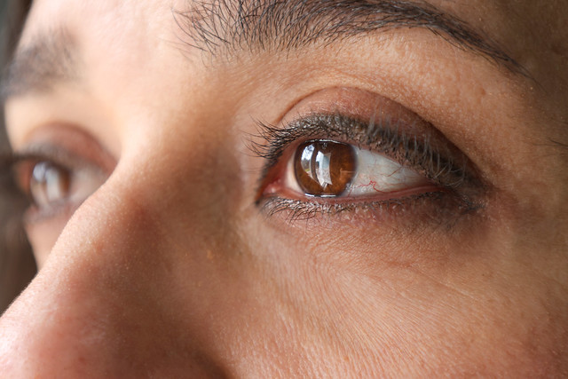 Imagem de um rosto com foco no olho