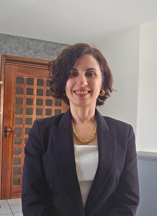 Imagem: A professora Aline Brilhante, da Famed, coordena a pesquisa que visa melhorar as vivências de mulheres autistas durante a gestação e puerpério (Foto: divulgação)