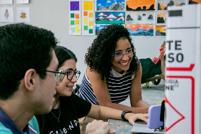 Imagem: estudantes sorriam para tela de computador