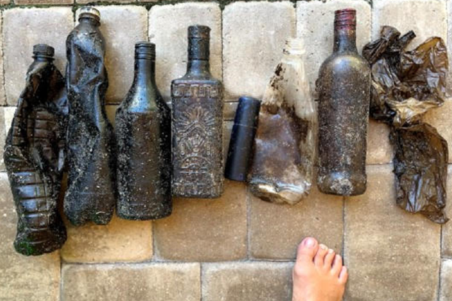 Imagem: Uma grande quantidade de garrafas de vidro e plástico com tampa, parcialmente ou totalmente cobertas por óleo, chegou ao litoral de Palm Beach do final de maio até setembro de 2020 (Foto: Divulgação)