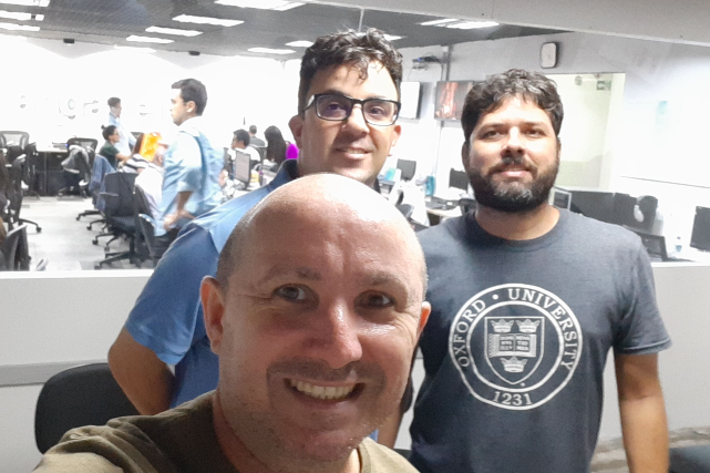 Imagem: Os professores Rivelino Cavalcante (frente), Carlos Teixeira (esquerda) e Luís Ernesto Bezerra (direita), do Labomar-UFC, estão entre os autores do estudo (Foto: Divulgação)