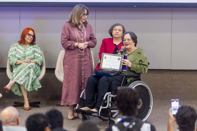 Imagem: Maria da Penha é agraciada com o Selo Parceiro da Justiça 2025