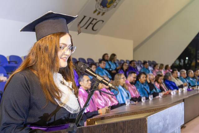 A formanda Thais Alves Silva destacou aspectos como resiliência, coragem e humanidade, forjados ao longo da graduação: "lembrem-nos da força que nos trouxe até aqui. Há potência em cada um de nós. Há propósito em nossos passos" (Foto: Guilherme Silva) Imagem: