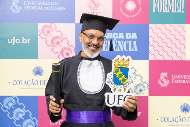 Professor do Instituto de Cultura e Arte (ICA) da UFC, foi a paixão pela língua francesa que fez Leandro Xavier voltar às salas de aula para cursar a graduação em Letras-Português/Francês (Foto: Guilherme Silva) Imagem: