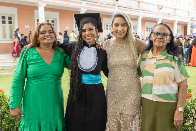 Potência feminina: acompanhada da tia, da avó e da mãe, Raiane Alves celebrou a graduação em Ciências Sociais com um gostinho ainda mais especial: a aprovação no mestrado do Programa de Pós-Graduação em Sociologia da UFC (Foto: Guilherme Silva) Imagem: