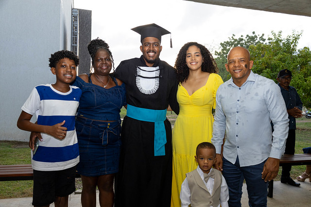 Imagem: o formando João Victor dos Santos e sua família