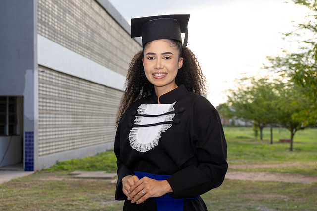 Imagem: a concludente Mariana Fonseca Santos, de 25 anos