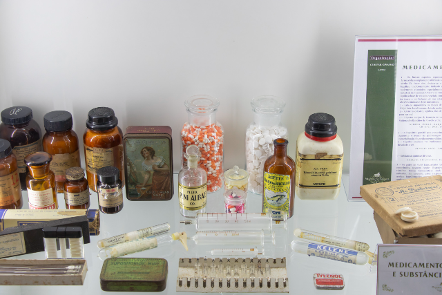 Imagem: objetos da vitrine do Memorial da Farmácia