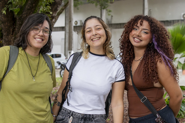 A UFC compreende a necessidade de ações de equidade de gênero e tem se destacado entre as universidades brasileiras (Foto: Guilherme Silva/UFC) Imagem: Três estudantes mulheres lado a lado