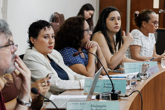A sessão foi marcada por um momento histórico: pela primeira vez, servidores técnico-administrativos passaram a ocupar assentos permanentes no Cepe (Foto: Ribamar Neto / Secom-UFC) ft 260317 cepe2