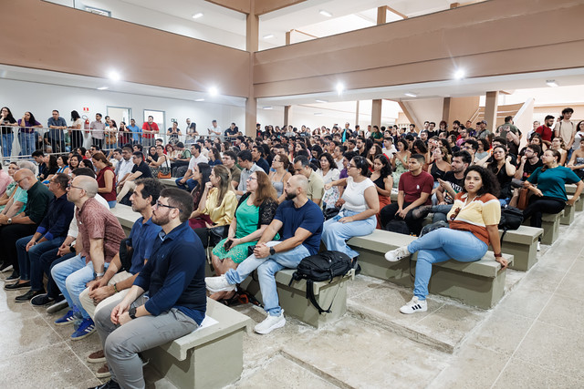 Imagem: Plateia do evento, no anfiteatro do novo bloco (Foto: Ribamar Neto/UFC)
